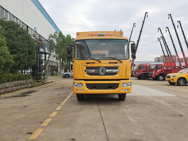 程力牌東風(fēng)多利卡3000方排水車(休息室)