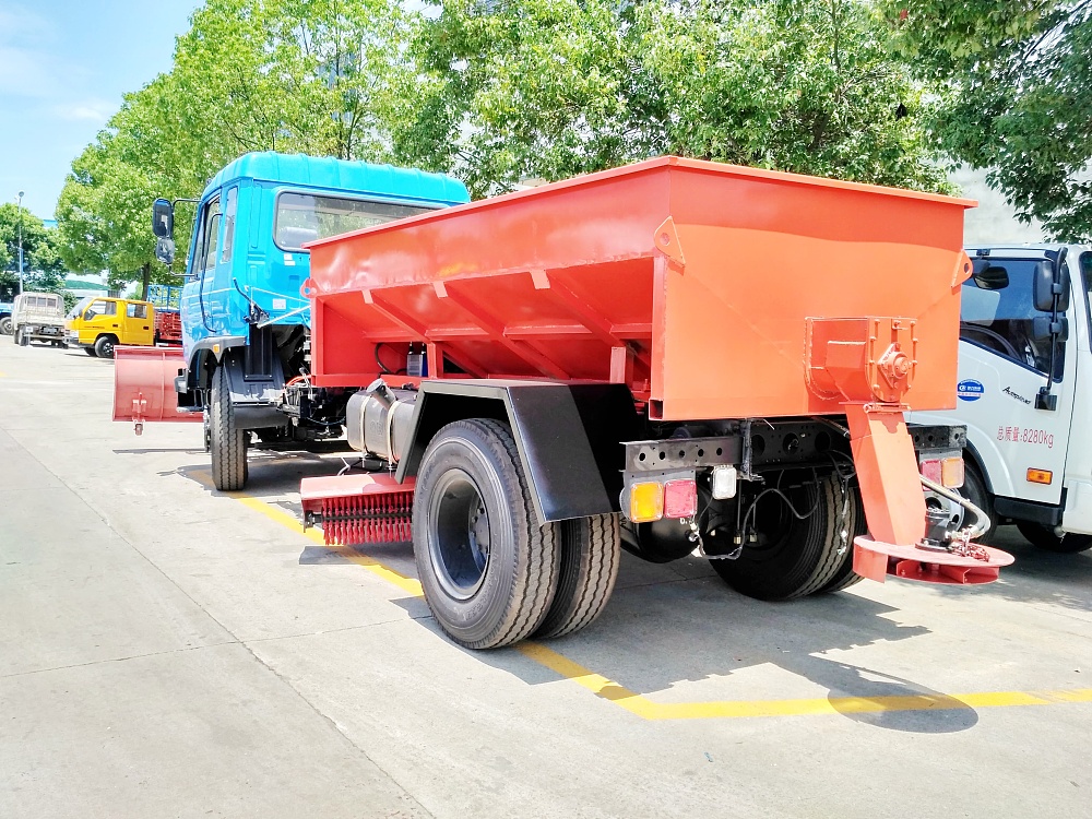 東風(fēng)多功能除雪融雪劑灑布車(chē)